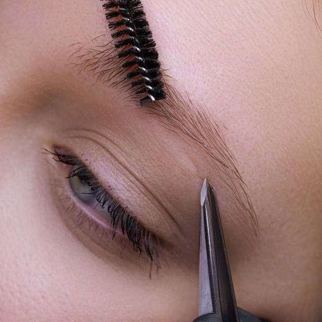 Коррекция бровей (воск+пинцет)