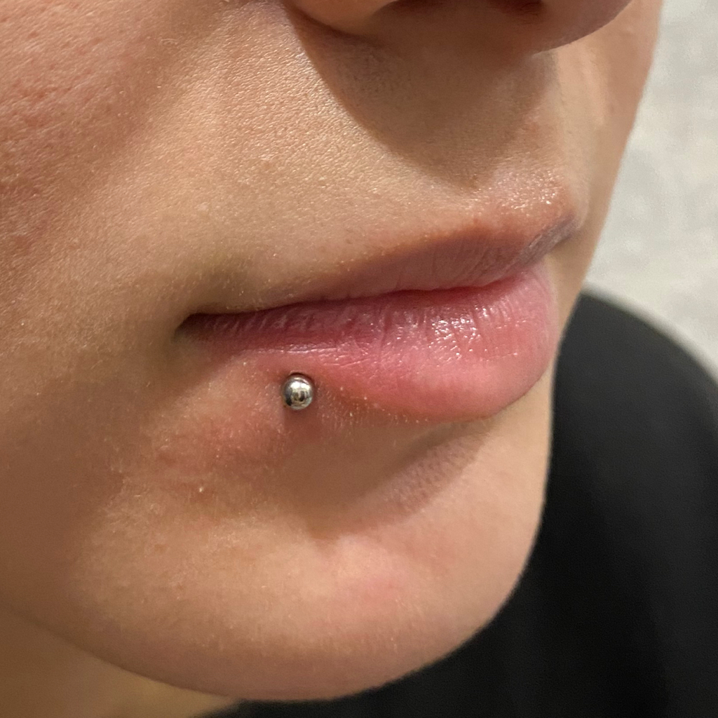 Пирсинг боковой/центральный лабрет