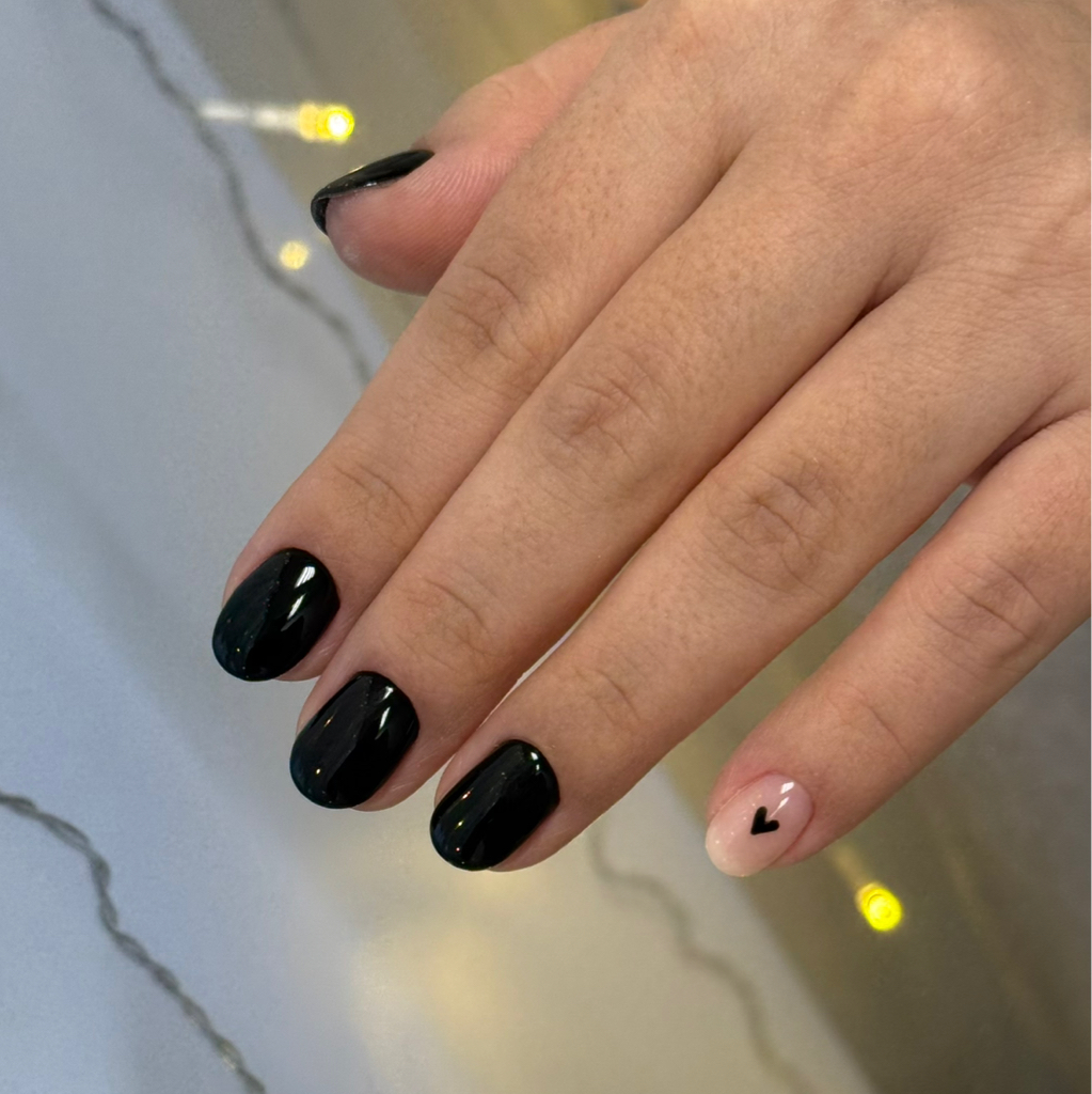 Дизайн 1 ноготка (средний): слайдер, стемпинг, лёгкий рисунок