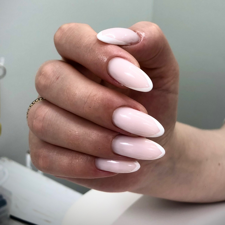 Маникюр + укрепление + френч 2400 р.