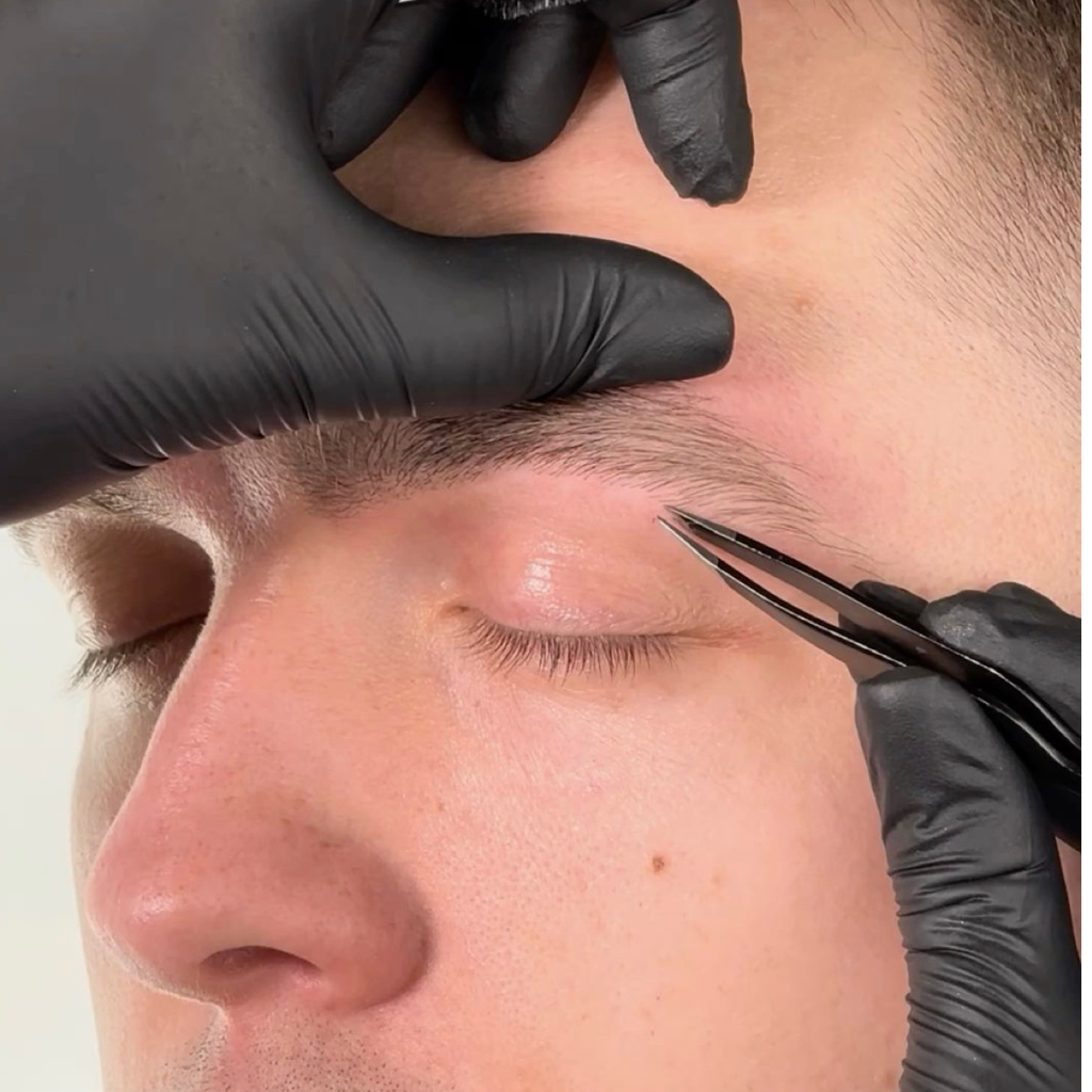 Мужская коррекция бровей Воском