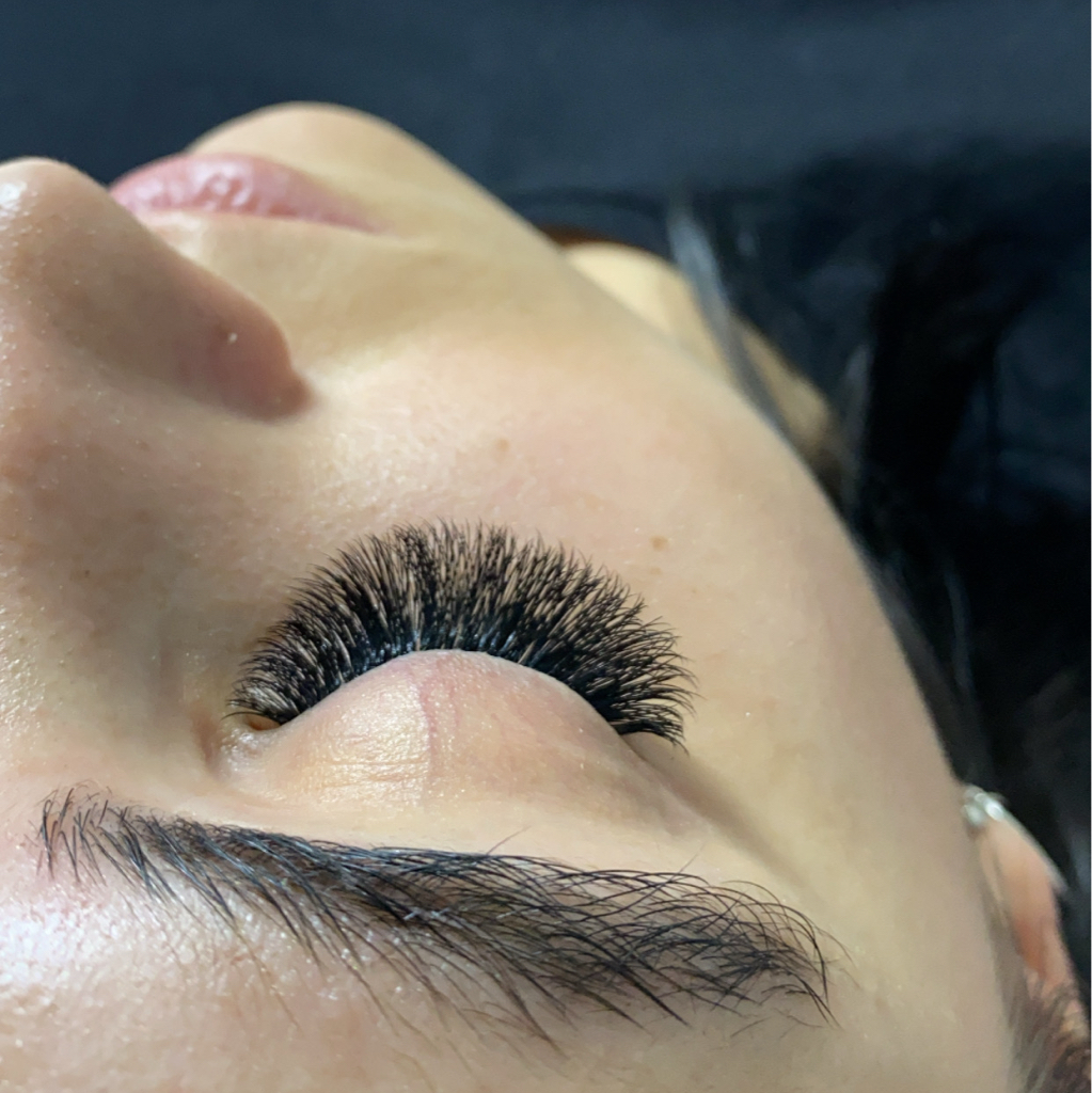 Наращивание ресниц 3D-4D