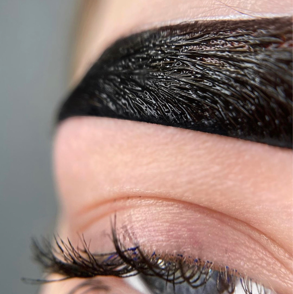 Архитектура бровей (окрашивание хной + оформление)