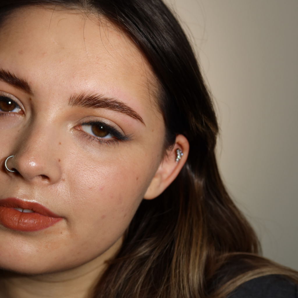 Коррекция бровей ( прореживание и уход включены в стоимость)