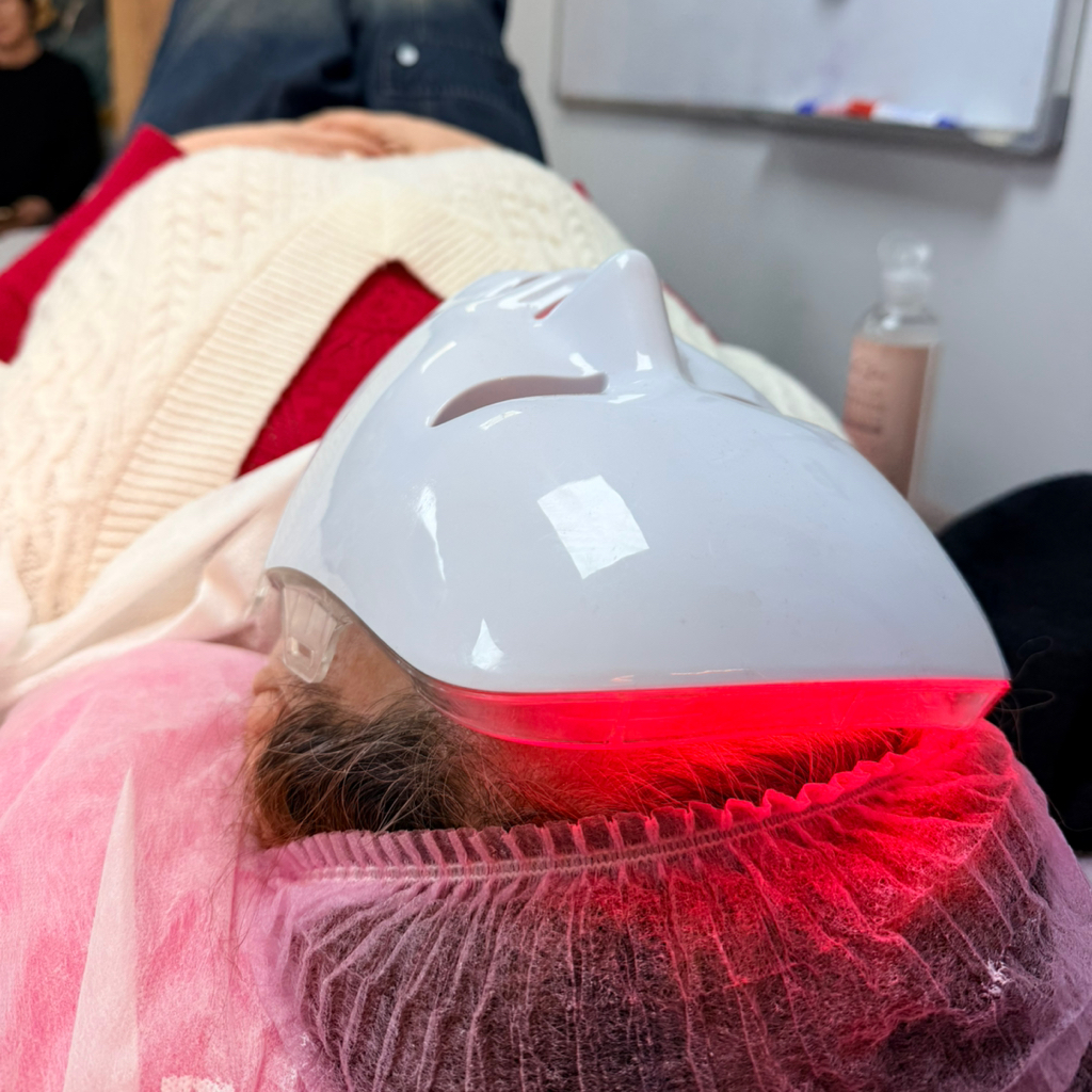 Здравствуйте а нас действует акция на чистку лица ✅ а в подарок 🎁 Фарфоровая кукла всего за 1️⃣3️⃣0️⃣0️⃣сом 1 Демакияж 2 Очищение кожи лица 3 Тонизиро