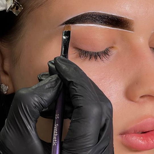 Коррекция и окрашивание бровей