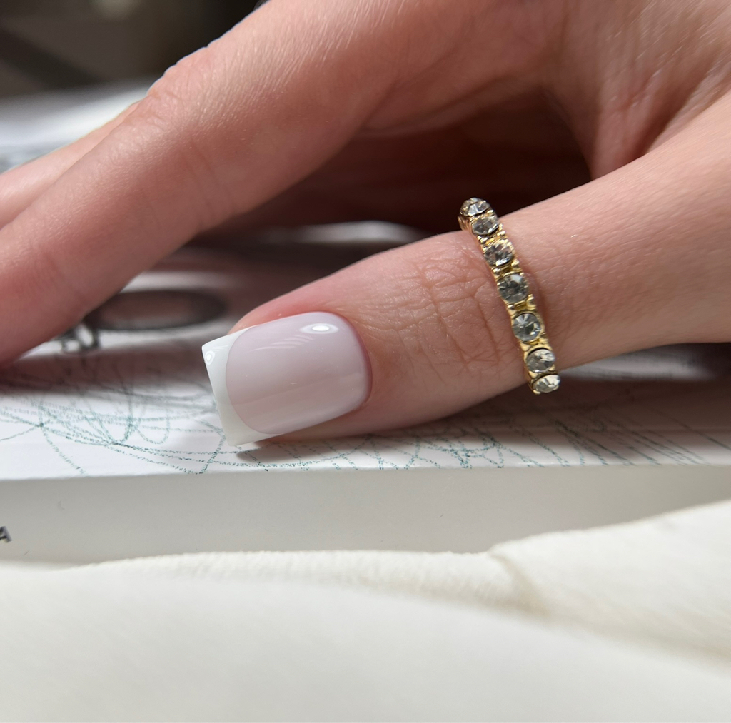 Маникюр с покрытием френч