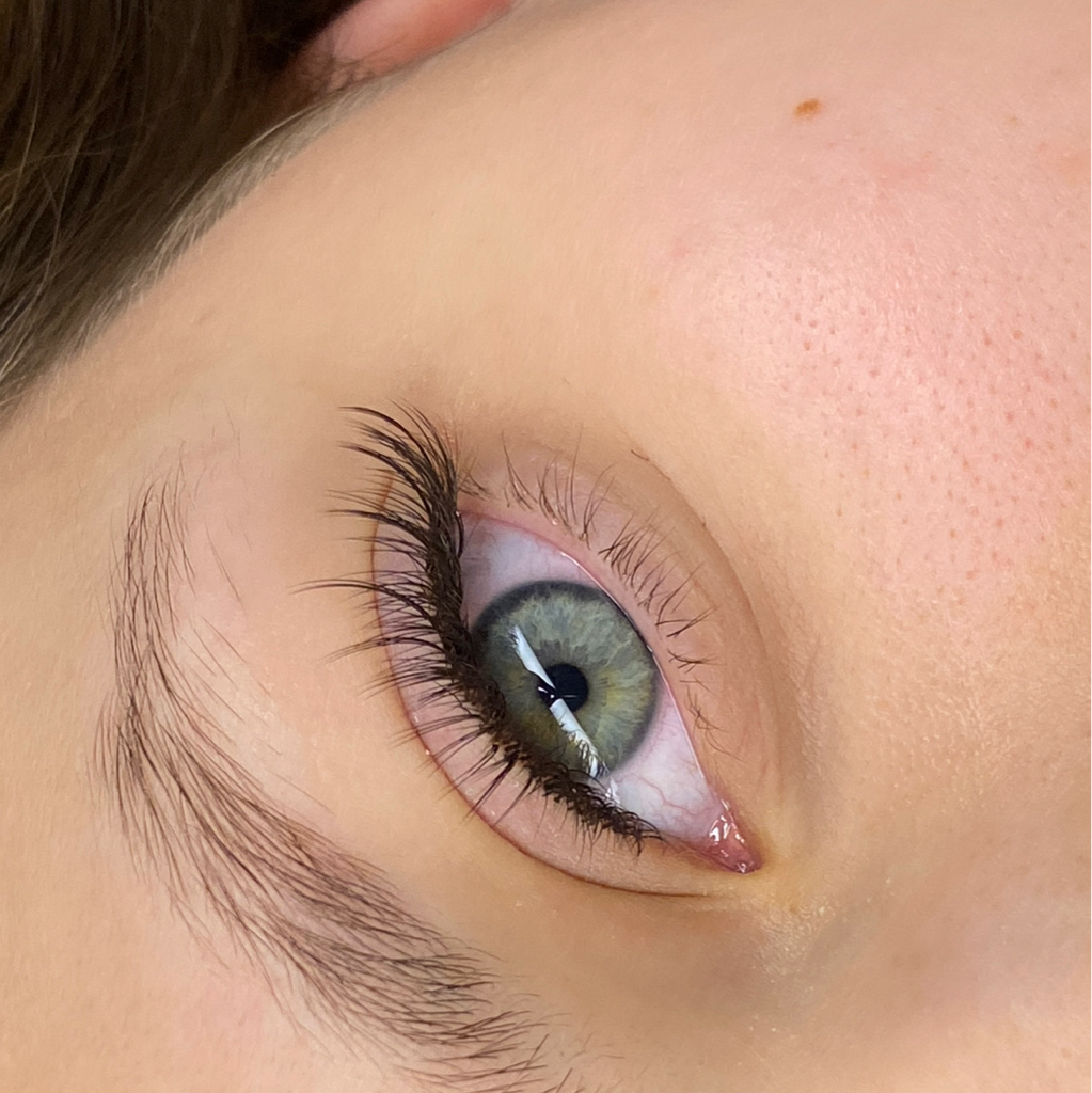 Наращивание ресниц в объеме 2-4D