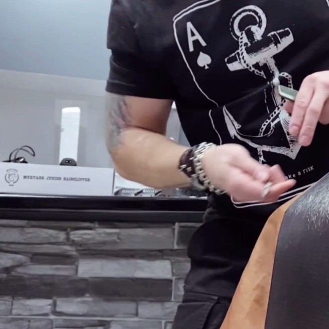 Подравнять концы,виски