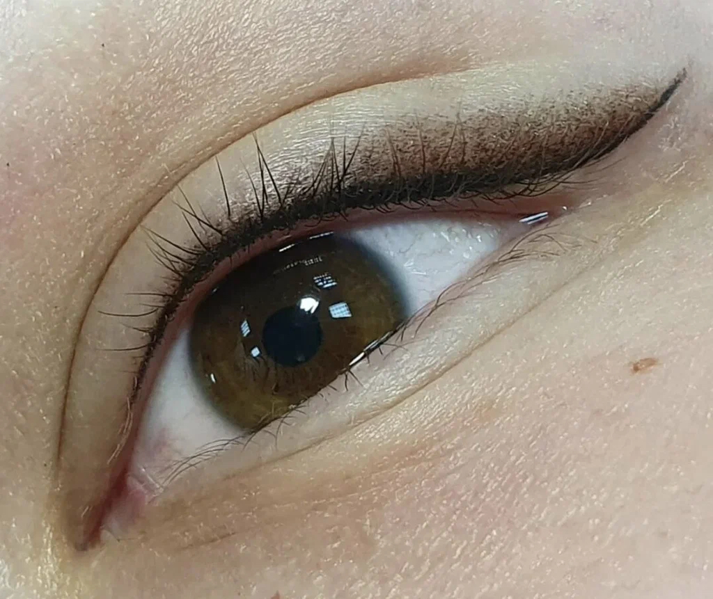 Межресничный контур с мягкой «карандашной» растушёвкой