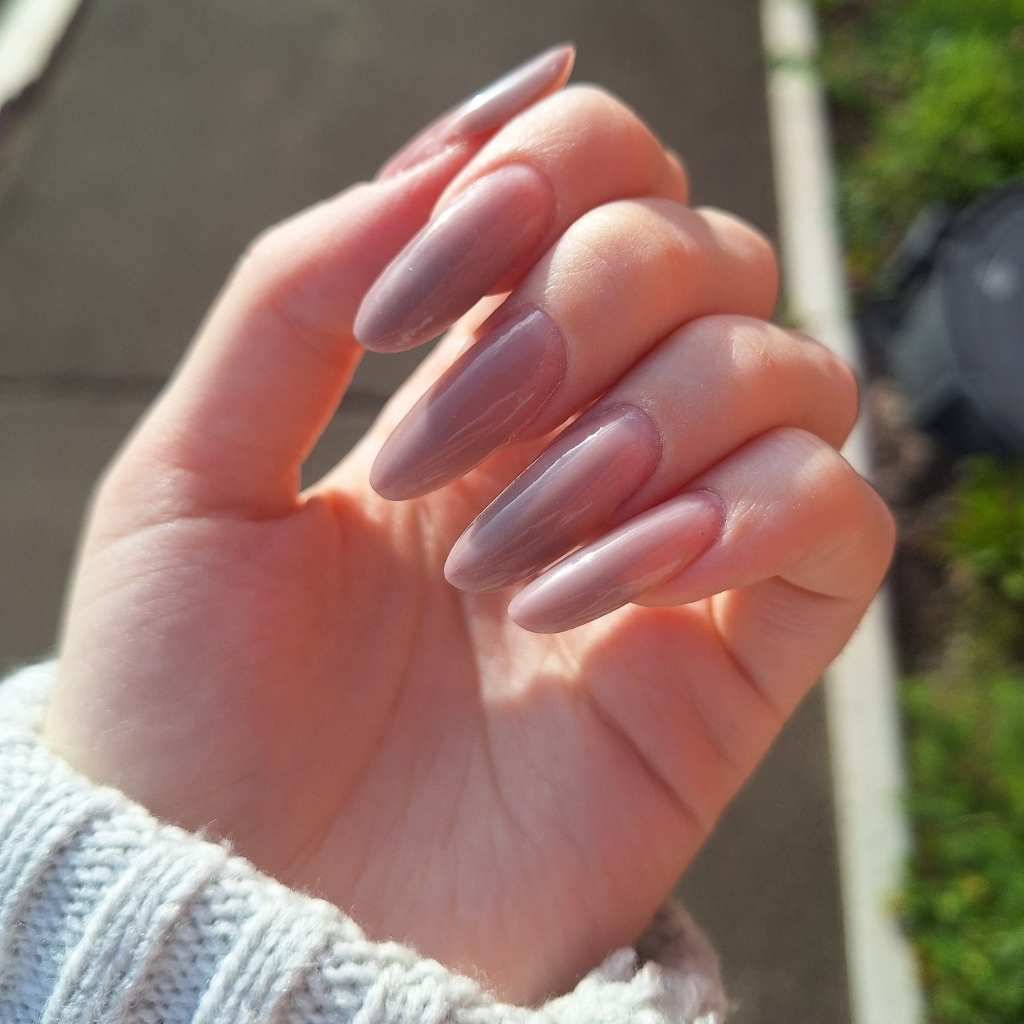 модель на маникюр