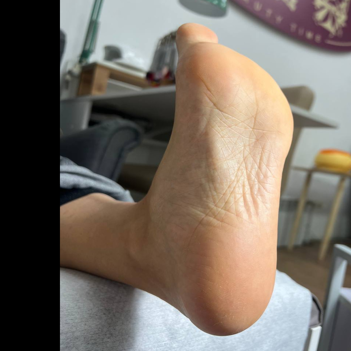 Педикюр с обработкой стоп с покрытием