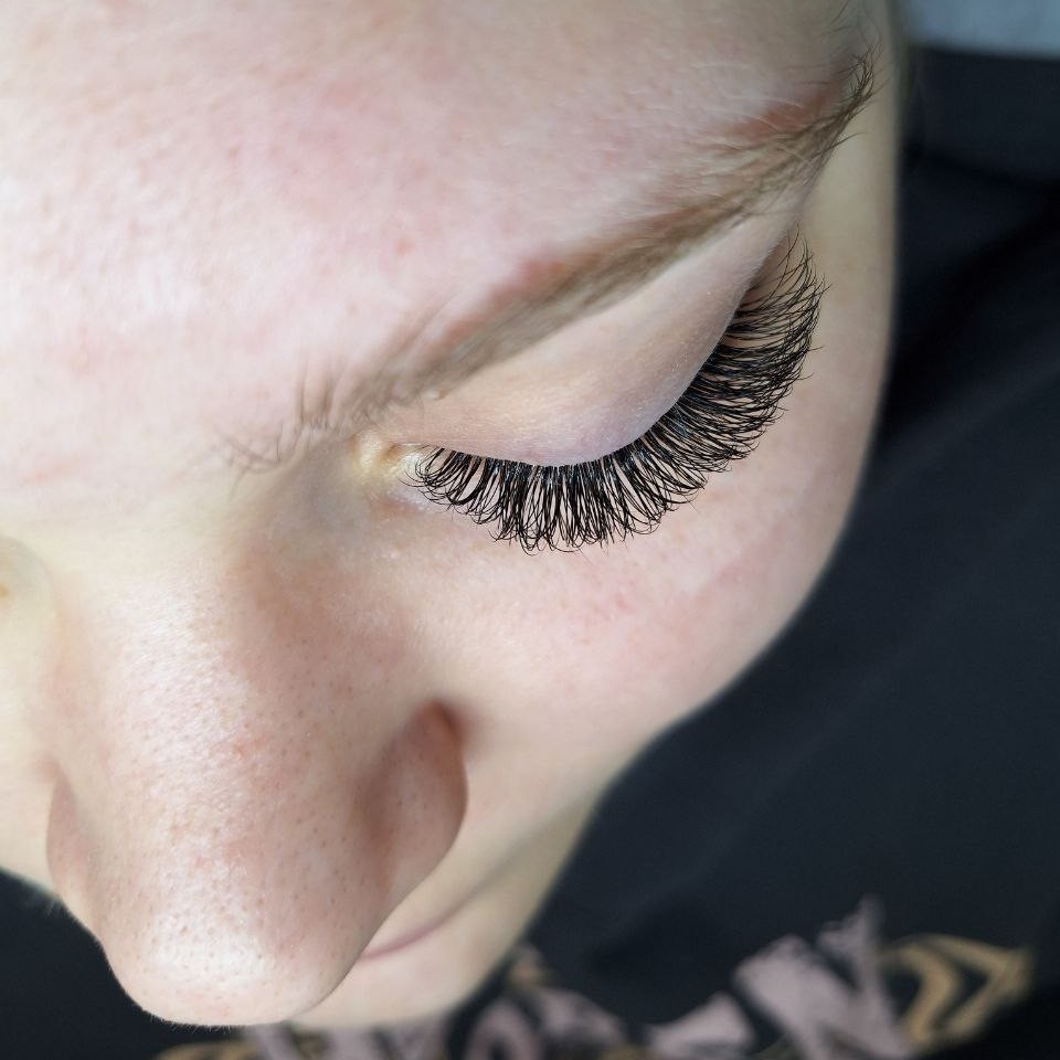 Наращивание ресниц 1-2 D
Классик
(Изгибы: С, D; эффекты: натуральный, лисий, кукольный + их микс)