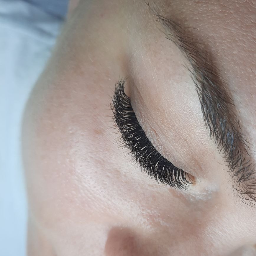 Наращивание ресниц 2,5-3 D Тренд
(Изгибы: L, M; эффекты: лучи, мокрый, стрелка; цветные ресницы; стразы)