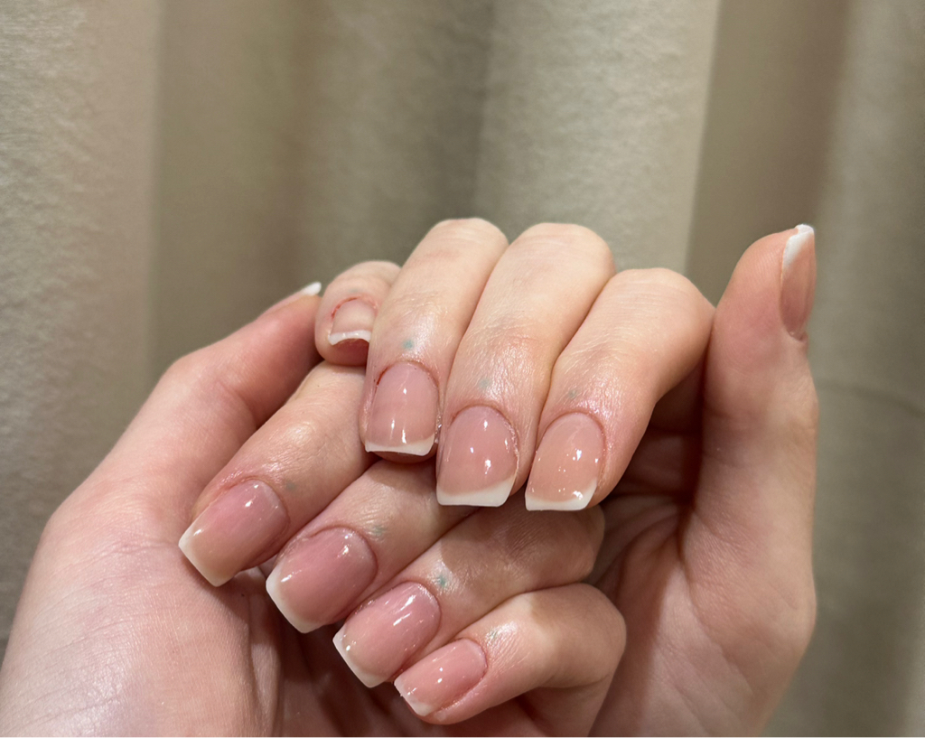 маникюр с несложным дизайном