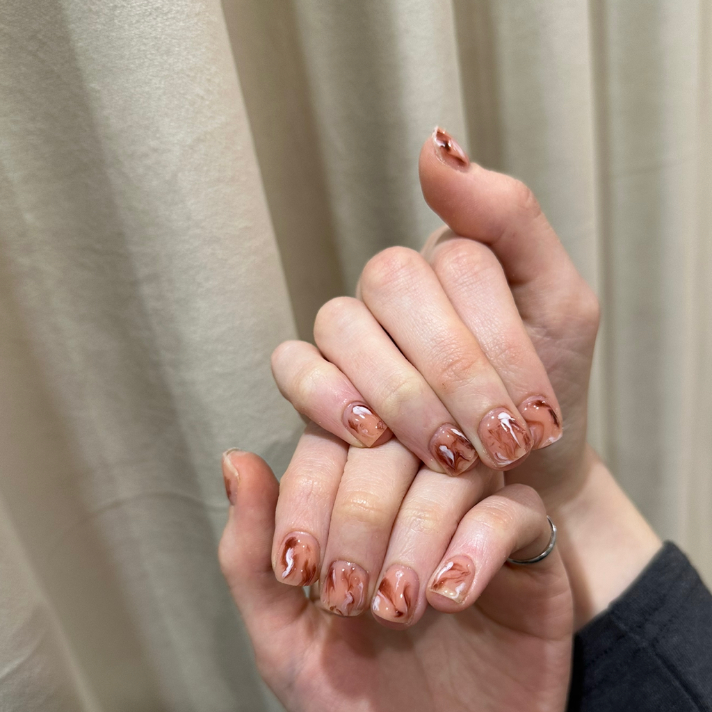 маникюр с укреплением и несложным дизайном