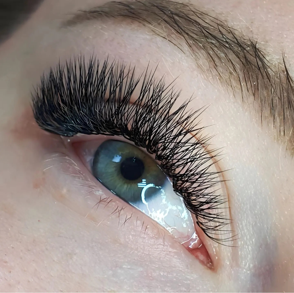 Наращивание ресниц 3D