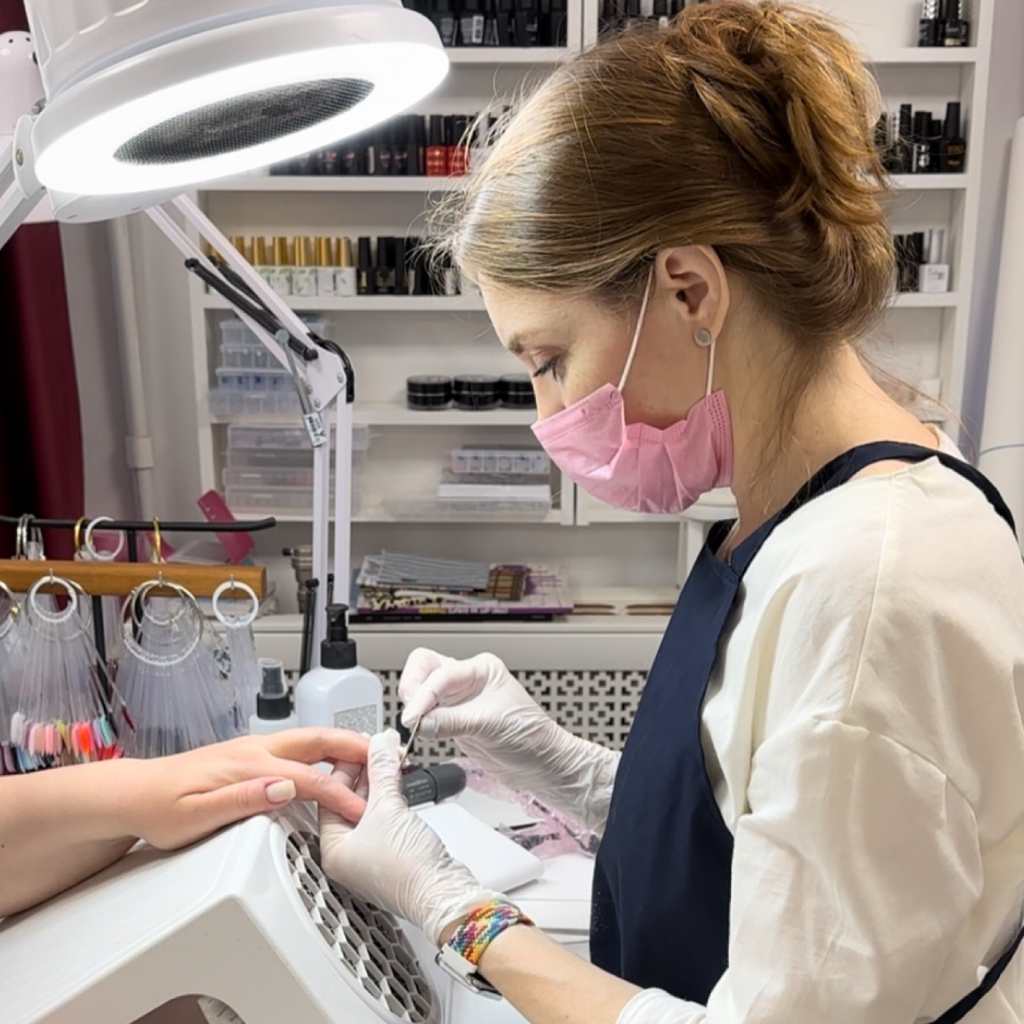 СПб, Трамвайный пр. 11 к.6 (Т) Девочки хотят ногти