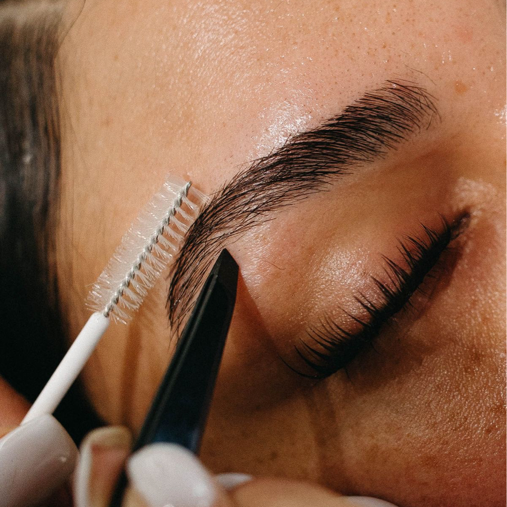 Коррекция бровей (воск / пинцет)