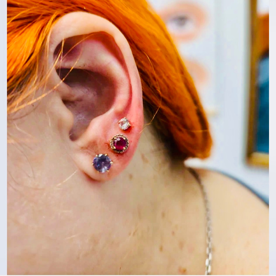 ПРОКОЛ МОЧЕК УХА, ИГЛОЙ (1 прокол),  Без стоимости украшения.