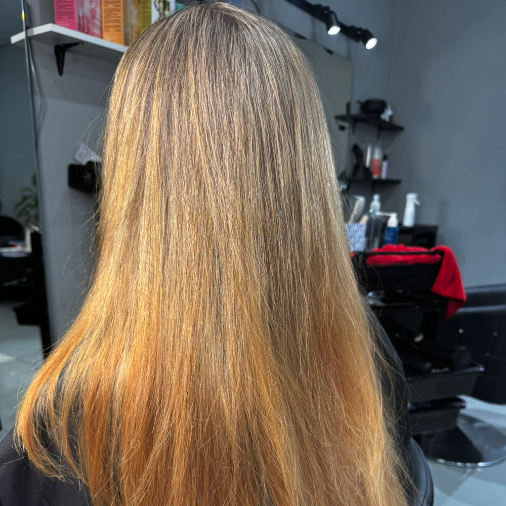 Тест прядь Технический этап, позволяющий определить предел прочности волос и историю накопленных пигментов (скрытая хна, бытовые красители, кератин). 