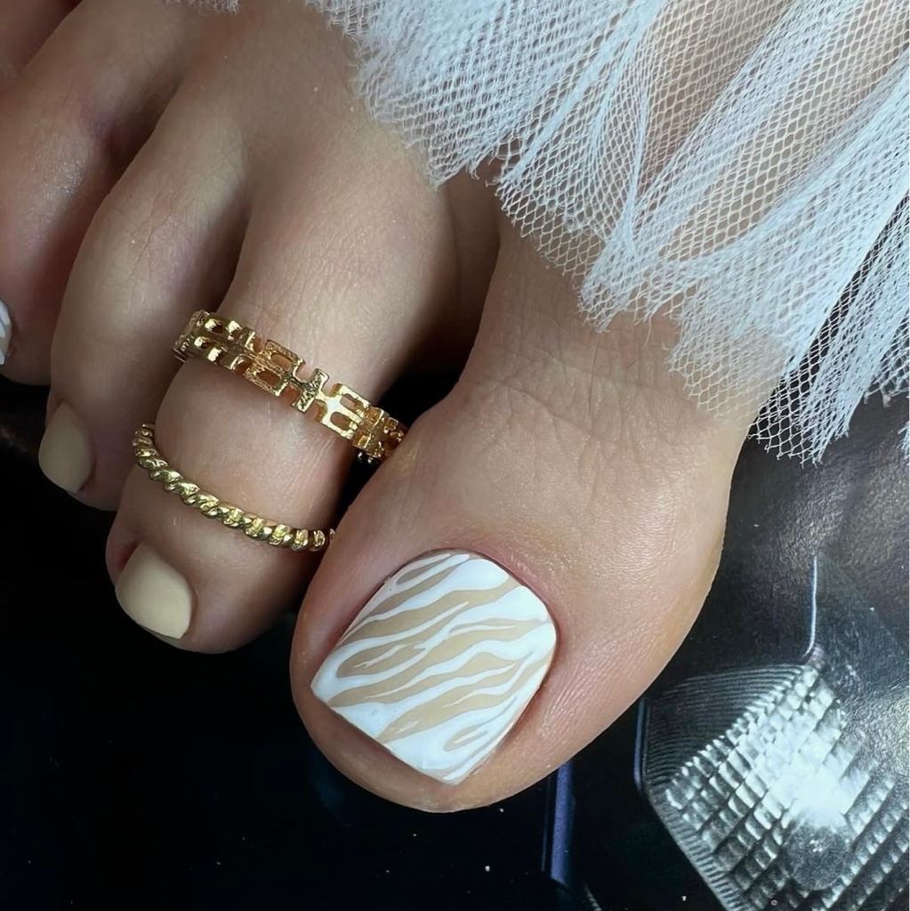 Педикюр обработка пальчиков, однотонное покрытие