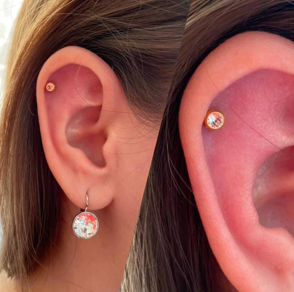 Прокол ушей с медицинскими сережками