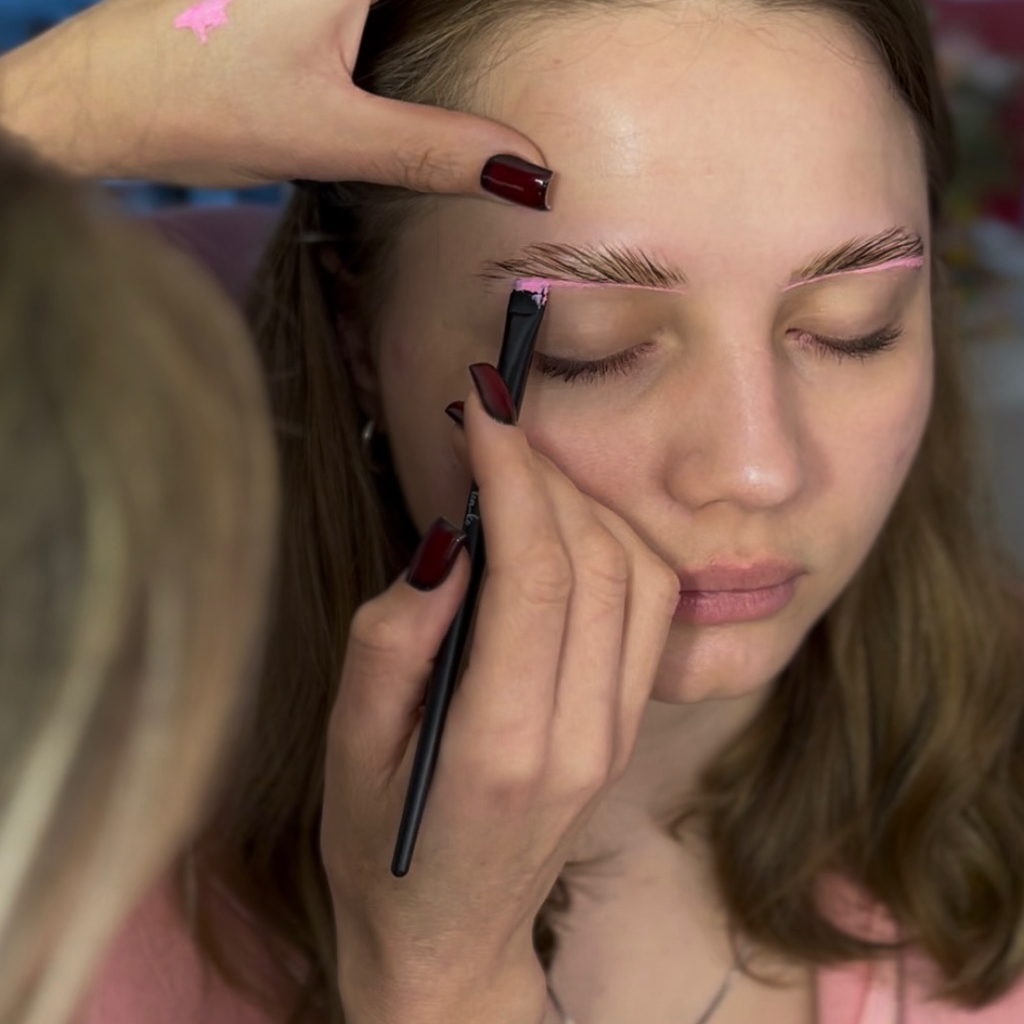 Коррекция и окрашивание бровей краской