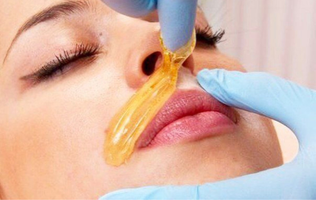 Над верхней губой воск