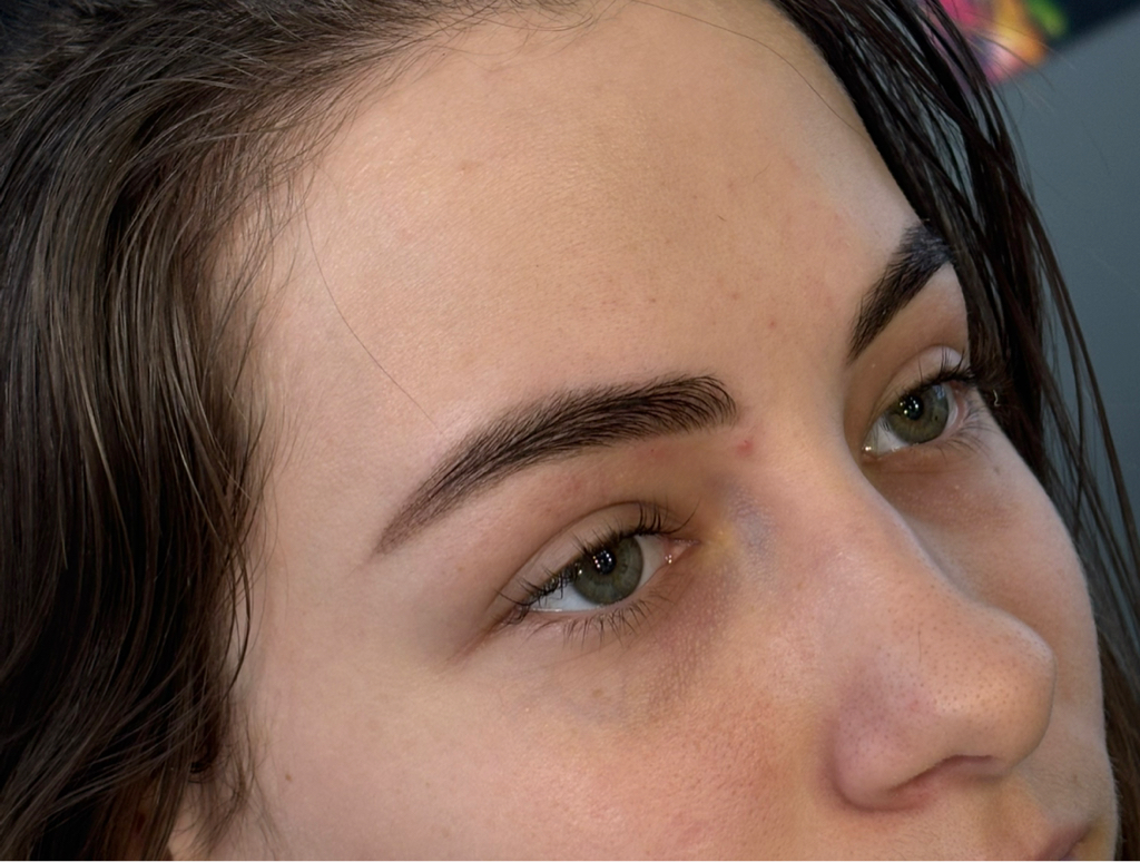 Окрашивание бровей