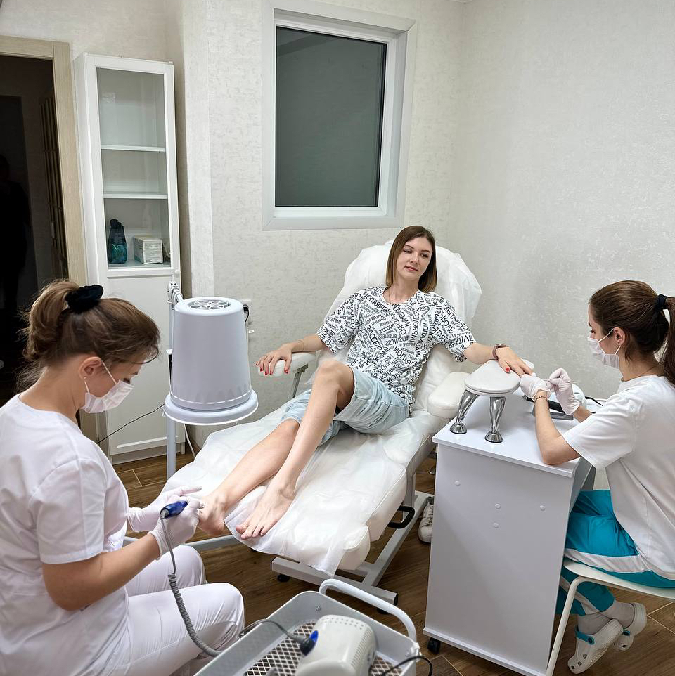 Маникюр + педикюр одновременно   На услугу в 4 руки + 10 % от общей стоимости