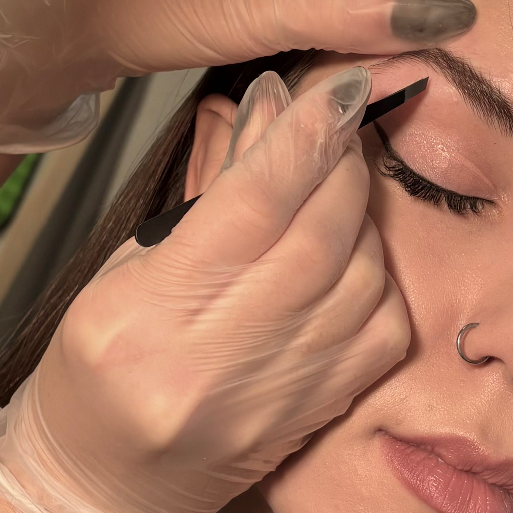 Коррекция бровей