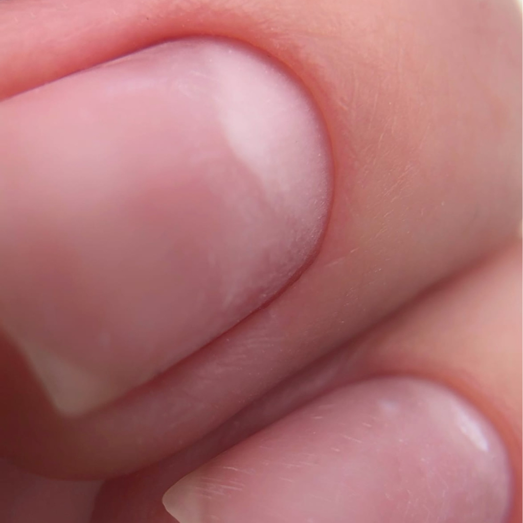 Маникюр комбинированный без покрытия
Включает в себя комбинированный маникюр
Нанесение профессионального масла для кутикулы и крема, легкий массаж рук