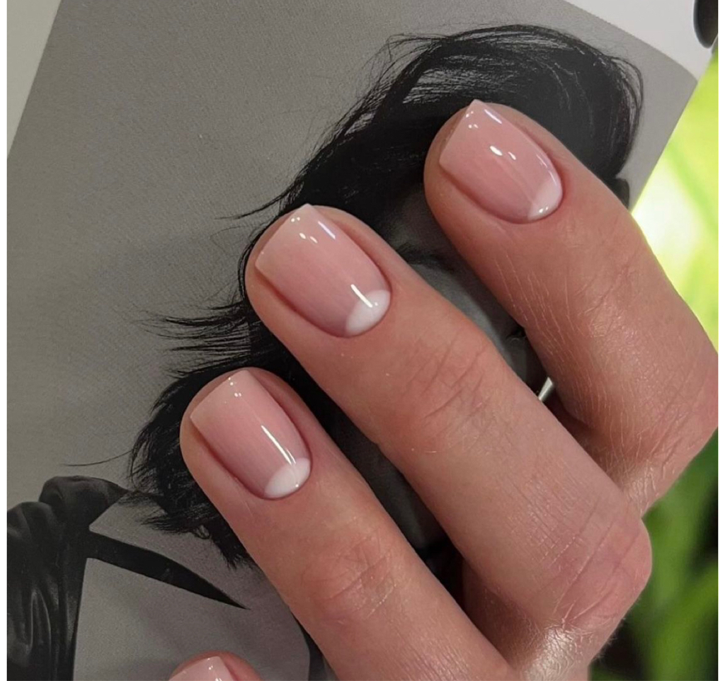 Лунки Магия Полумесяца 🌙
Элегантный акцент в форме нежного полумесяца у основания ногтя ✨