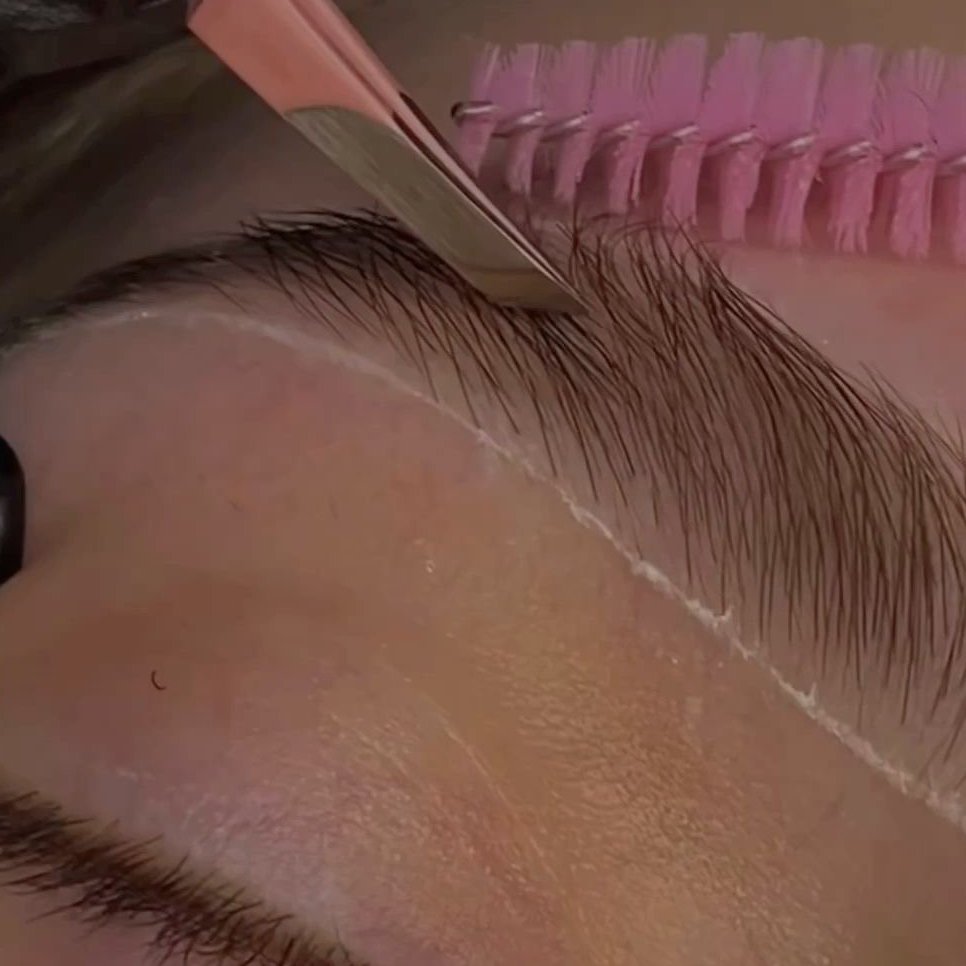 Коррекция бровей