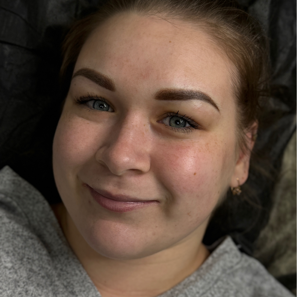 Рефреш (обновление цвета), спустя период больше года после последней процедуры. У одного и того же мастера