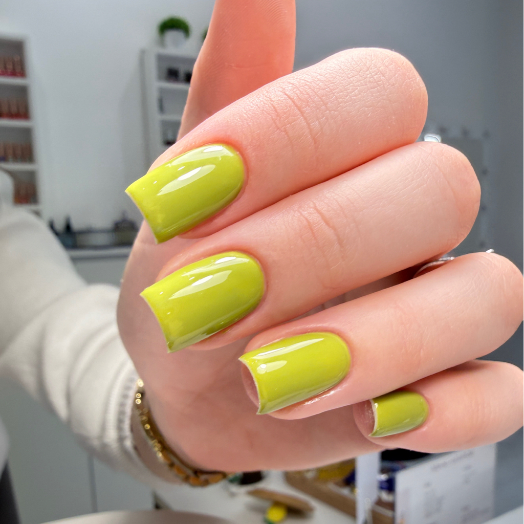 Комплекс Lemon.                Короткая и средняя длина, в подарок снятие покрытия и ремонт до 3х ногтей.
