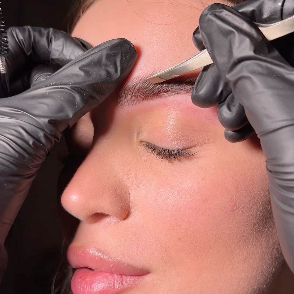 Коррекция бровей