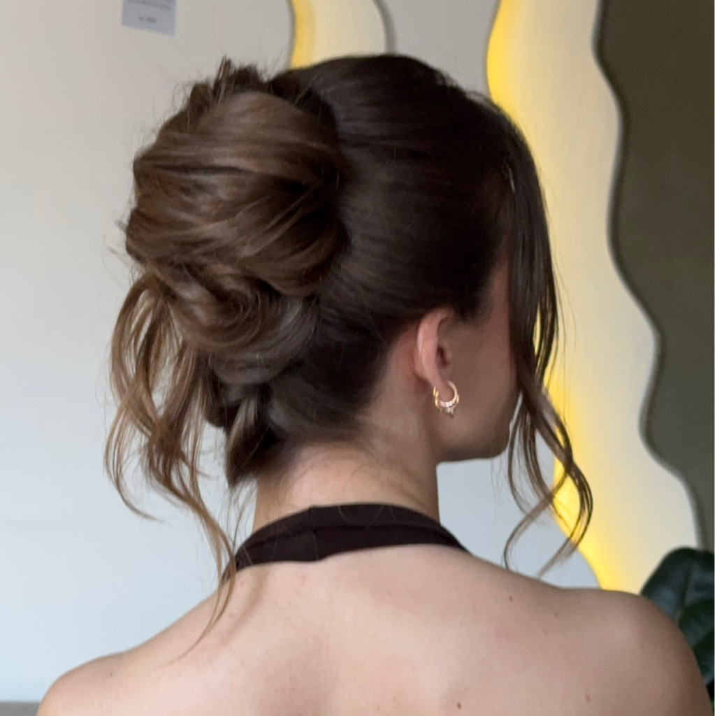 Собранная прическа(низкий или верхний пучок)