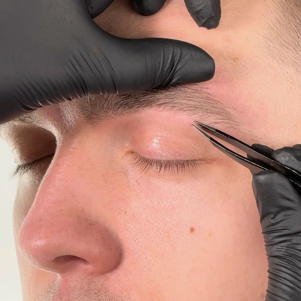 Мужская коррекция бровей