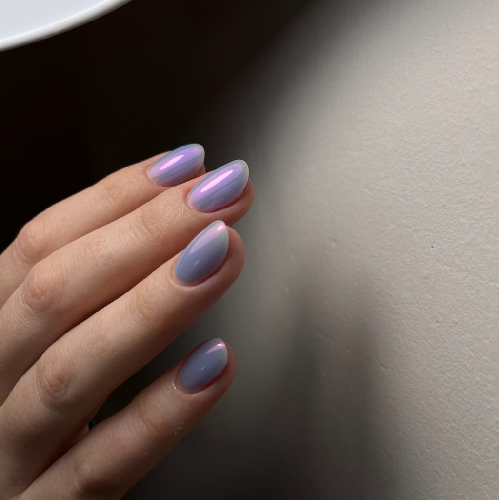 Perletový prášek / Hailey Bieber nails