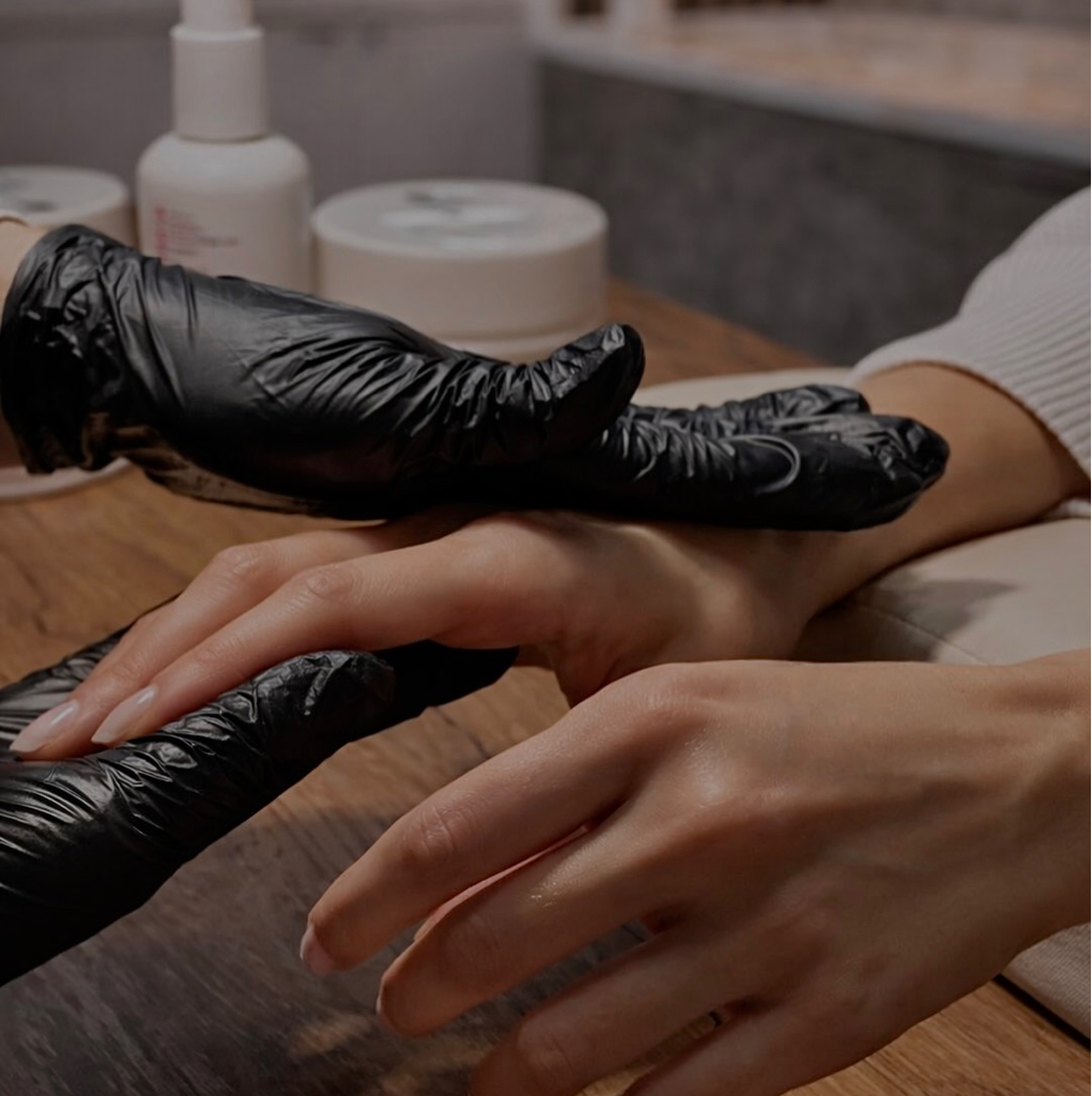 Маникюр с покрытием + уход для рук "Питание и восстановление