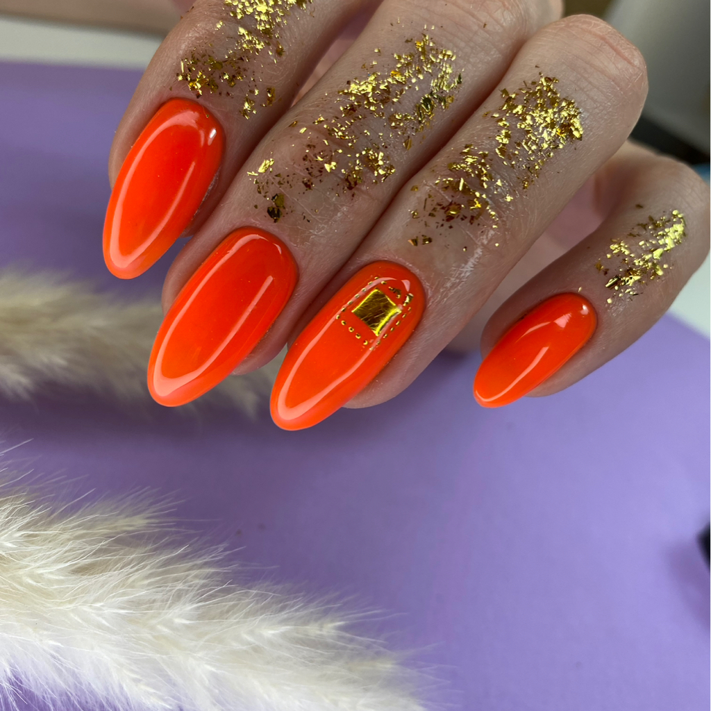 Аппаратный маникюр с покрытием в один тон