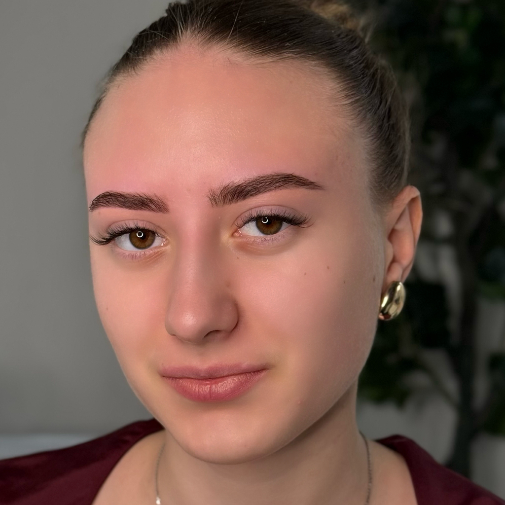 Brows tinting + correction
