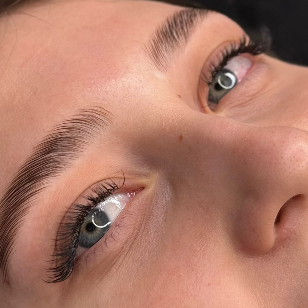 Lash extensions wet effect