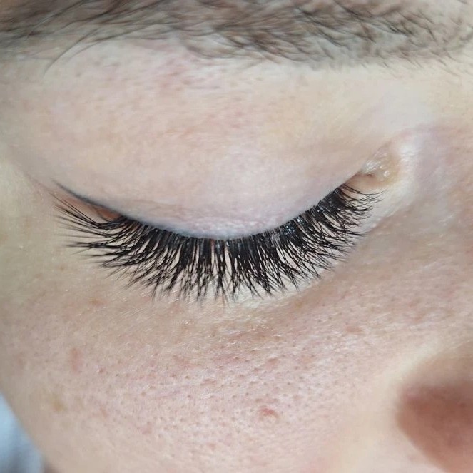 Эффект накрашенных ресниц Тренд
(Изгибы: L, M; эффекты: лучи, мокрый, стрелка; цветные ресницы; стразы)