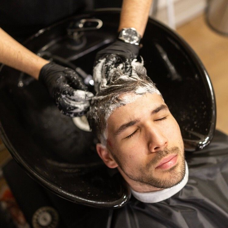 Мужское мытье головы коротких волос без стрижки