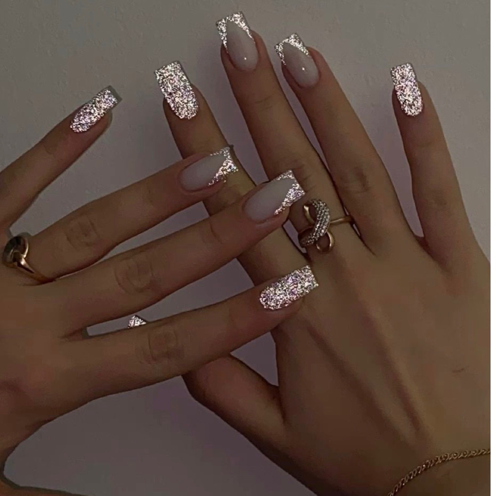 Светоотражающий лак
Ваши ногти будет видно издалека ✨