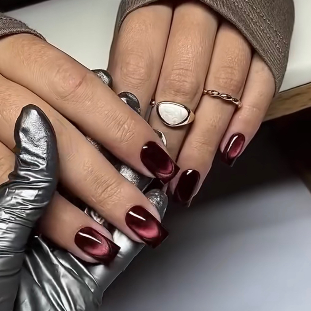 Кошачий глаз 👀 Этот эффект создает на ногтях глубокий сияющий отблеск, напоминающий мерцание зрачка в таинственном взгляде кошки 🐈‍⬛