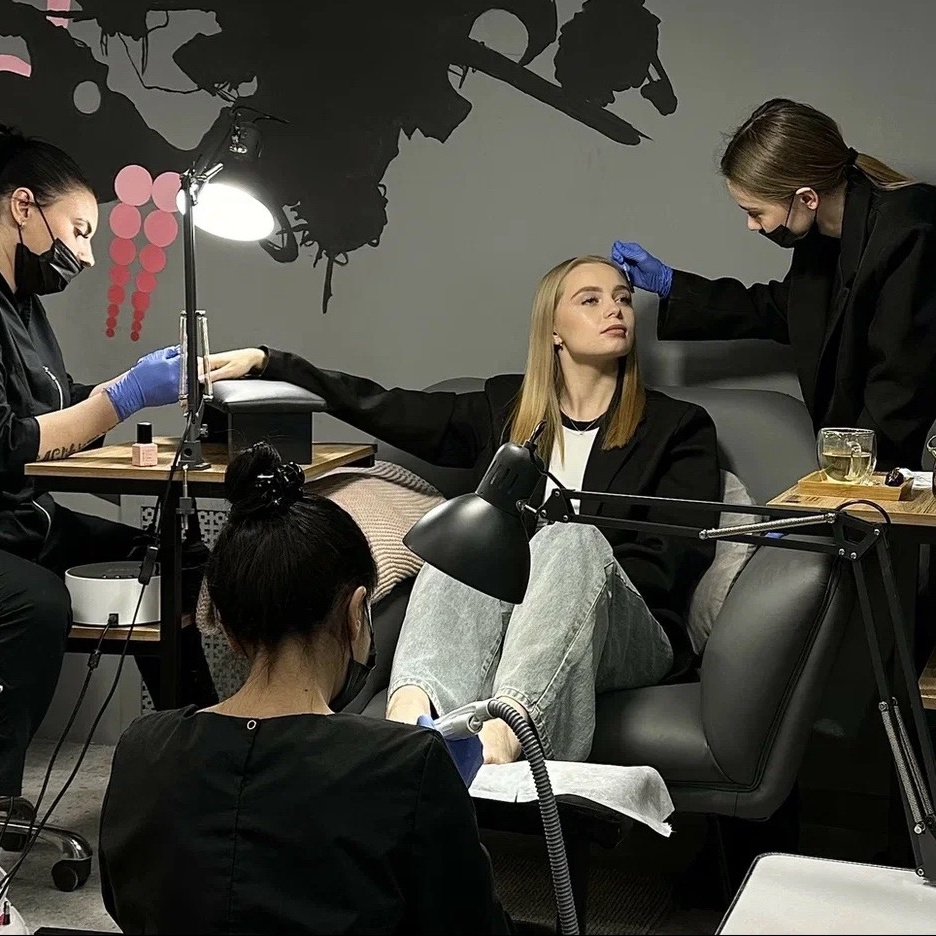 - 20% СЕТ: МАНИКЮР + ПЕДИКЮР + БРОВИ за 2 часа